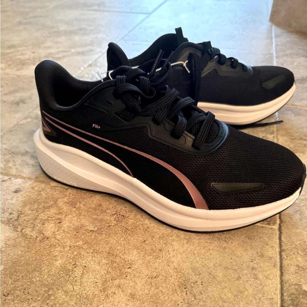 NWOT Womans Puma skyrocket lite - 7 WIDE